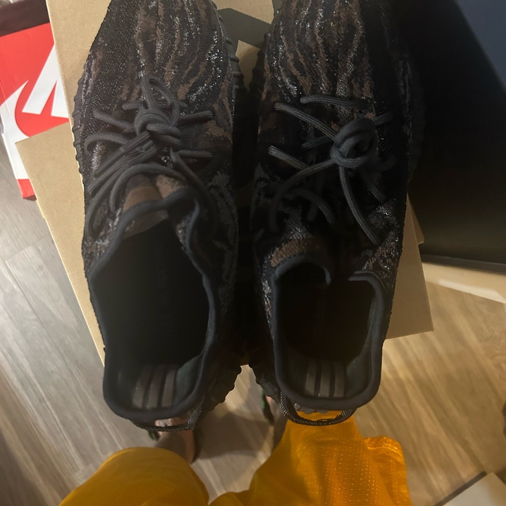 Yeezy 350 - Picture 3 of 4
